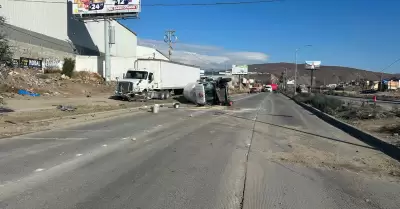 Volcadura de pipa de gas en Va Rpida