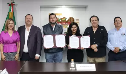 Firma de contrato de donacin en apoyo a asociaciones civiles