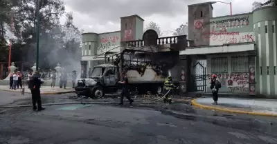 Normalistas derriban puerta del Campo Militar 1 e incendian camin
