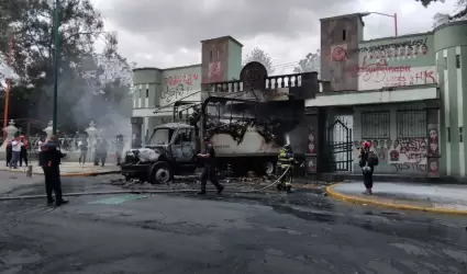 Normalistas derriban puerta del Campo Militar 1 e incendian camin