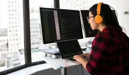 Ingeniera de datos inicial: flujos claros, SQL y bases confiables.