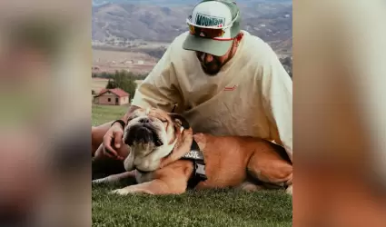 Lewis Hamilton con Roscoe