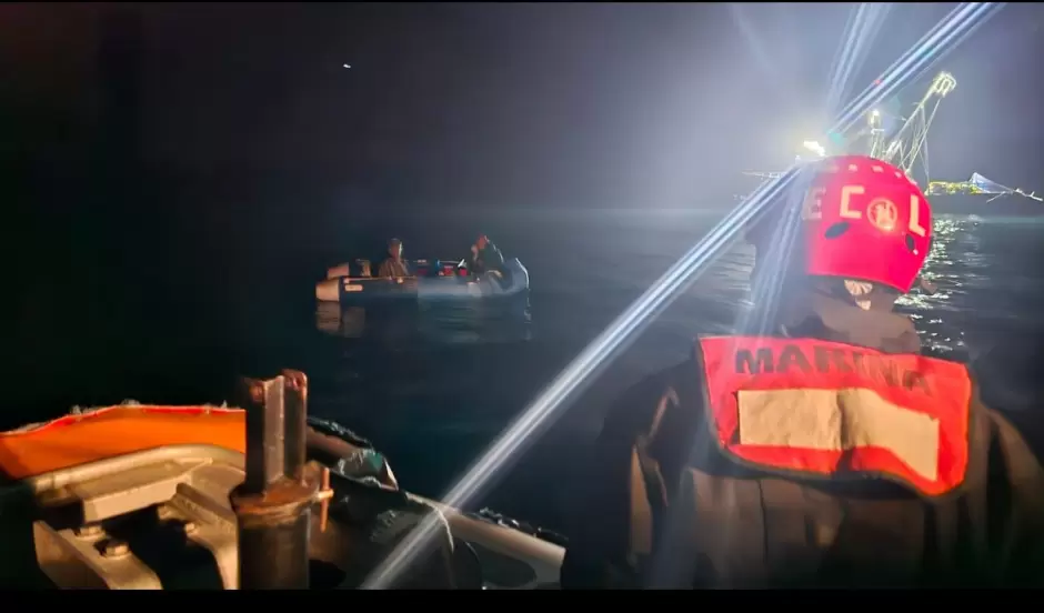 Rescate de dos tripulantes de un buque pesquero al sur de Ensenada