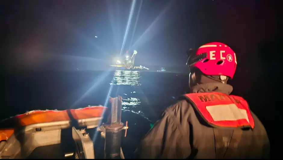 Rescate de dos tripulantes de un buque pesquero al sur de Ensenada
