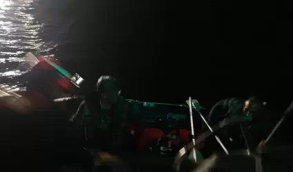 Rescate de dos tripulantes de un buque pesquero al sur de Ensenada