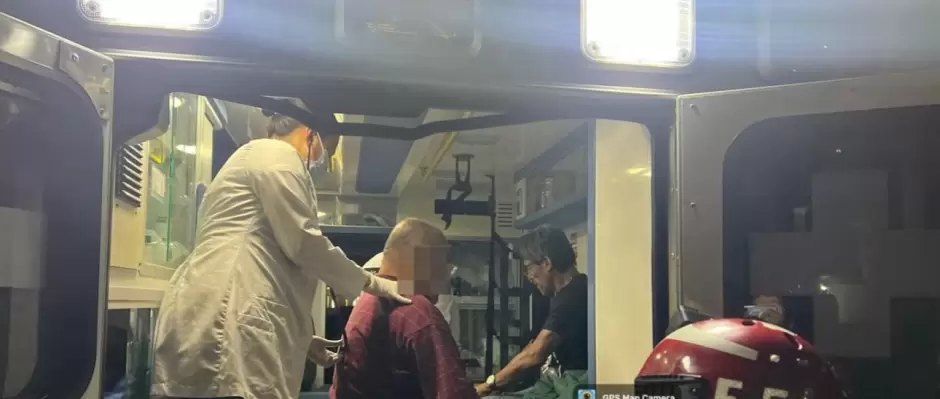 Rescate de dos tripulantes de un buque pesquero al sur de Ensenada