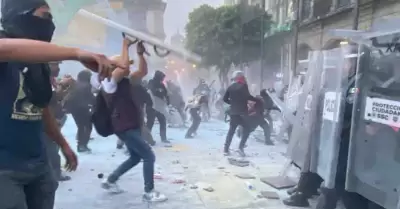 Enfrentamiento entre policas de la SSC y contingente de la marcha del 2 de octu