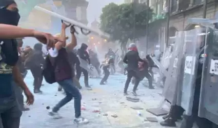 Enfrentamiento entre policas de la SSC y contingente de la marcha del 2 de octu