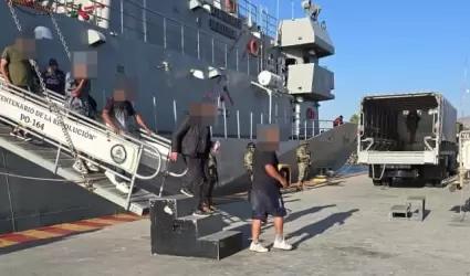 Marina rescata a 17 personas a la deriva cerca de Ensenada