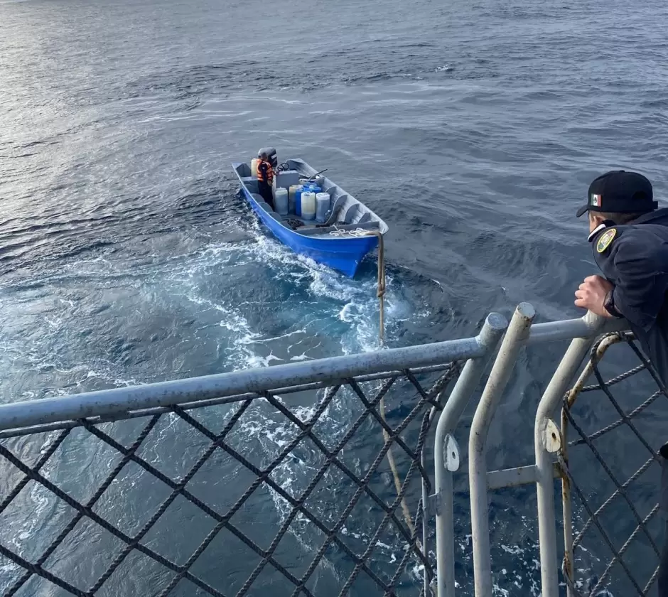 Marina rescata a 17 personas a la deriva cerca de Ensenada