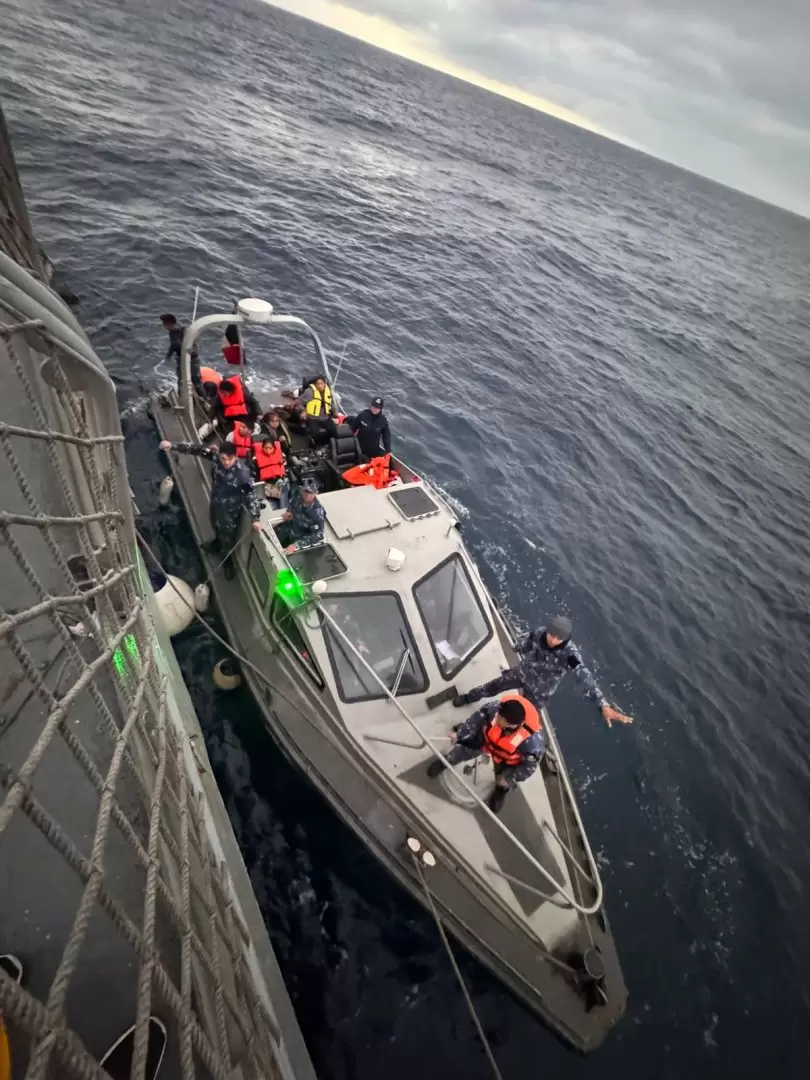 Marina rescata a 17 personas a la deriva cerca de Ensenada