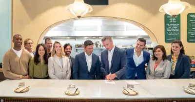 Newsom firma leyes en apoyo a restauranteros