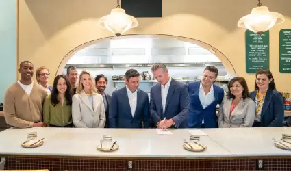 Newsom firma leyes en apoyo a restauranteros
