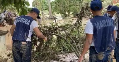 Auxilian elementos de Semar a familias afectadas por lluvias