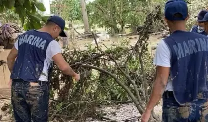 Auxilian elementos de Semar a familias afectadas por lluvias