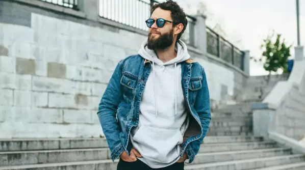 En luz intensa, micas espejadas o degradadas aumentan confort y disminuyen fatiga visual.