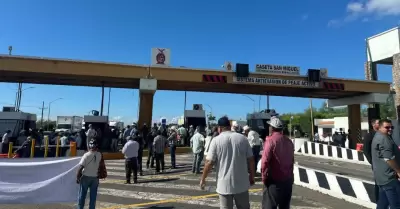 Productores del campo bloquean casetas en Sinaloa