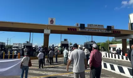 Productores del campo bloquean casetas en Sinaloa