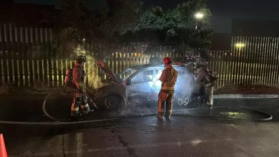 Incendian vehculo sobre la Avenida Internacional