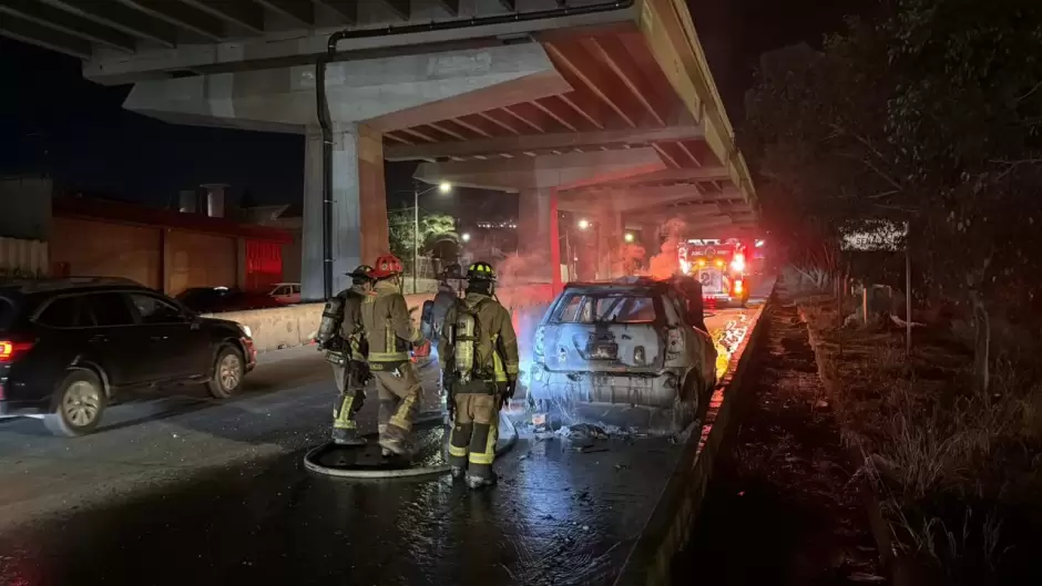 Incendian vehculo sobre la Avenida Internacional