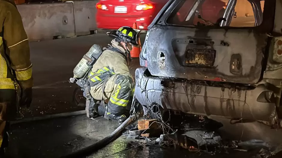 Incendian vehculo sobre la Avenida Internacional