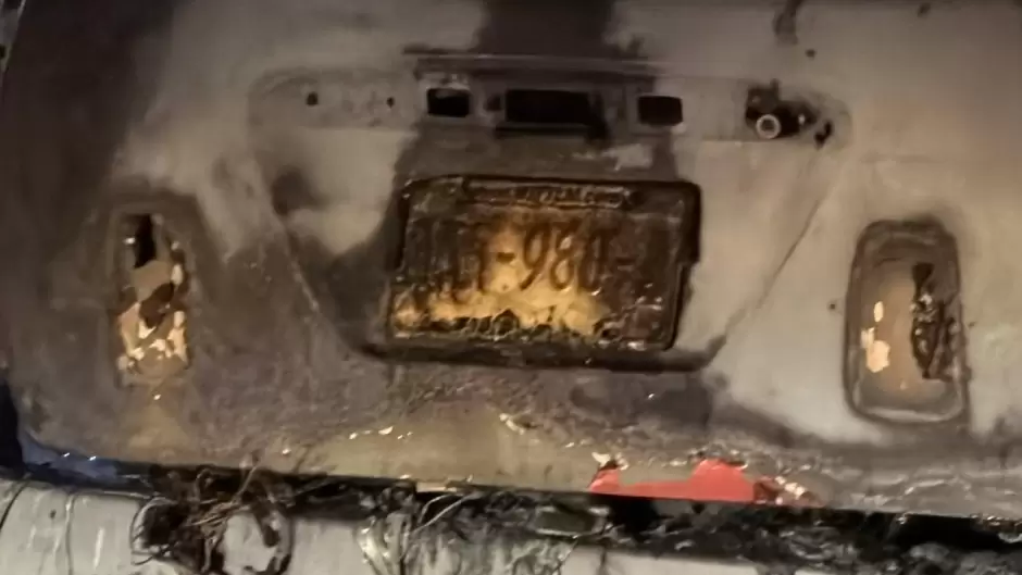 Incendian vehculo sobre la Avenida Internacional