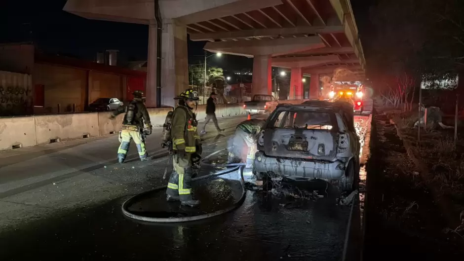 Incendian vehculo sobre la Avenida Internacional