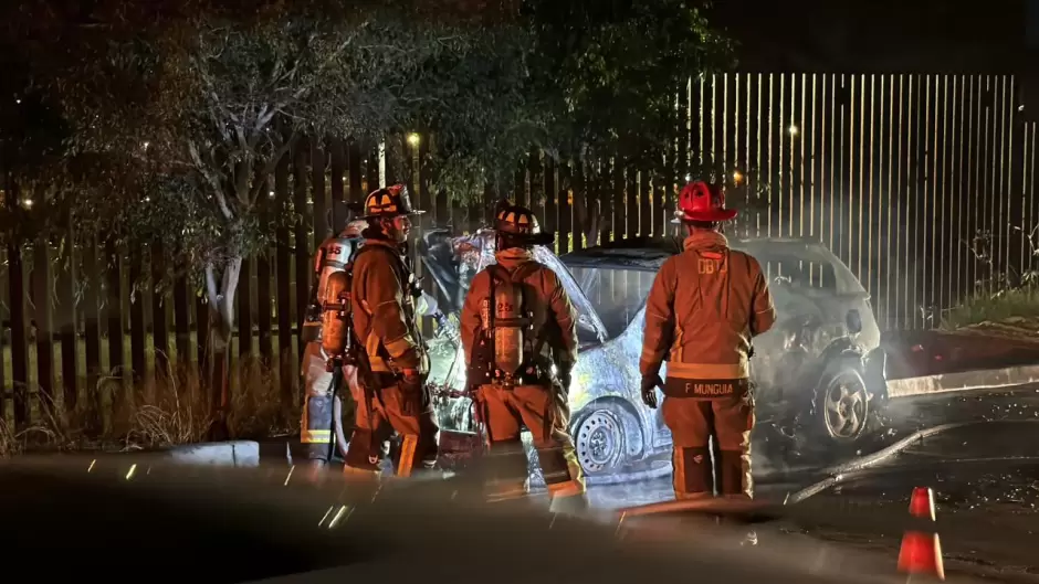 Incendian vehculo sobre la Avenida Internacional
