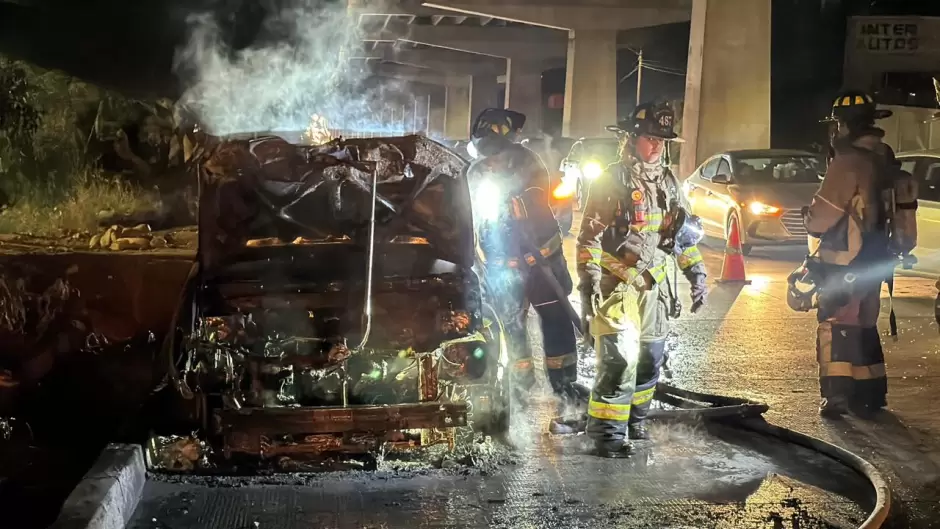 Incendian vehculo sobre la Avenida Internacional