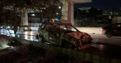 Incendian vehculo sobre la Avenida Internacional