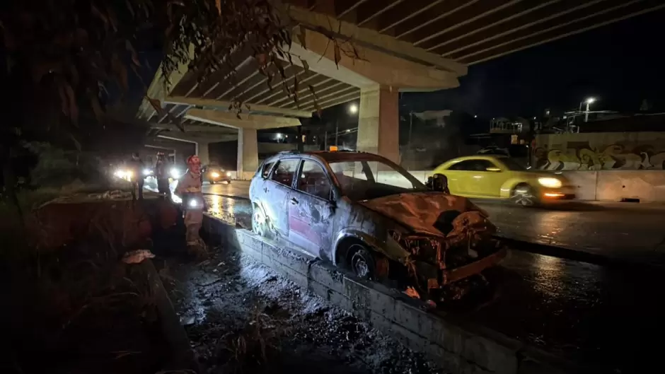 Incendian vehculo sobre la Avenida Internacional