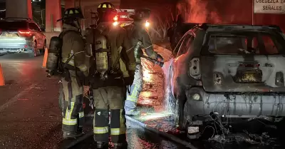 Se incendia vehculo en la avenida Internacional, minutos despus del ataque con