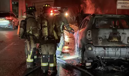 Se incendia vehculo en la avenida Internacional, minutos despus del ataque con