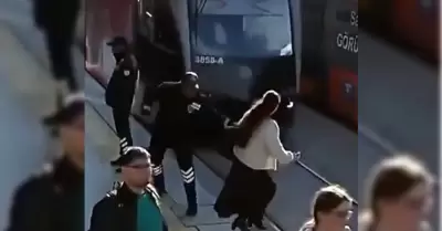 Guardia salva a mujer de ser arrollada por tranva en Turqua