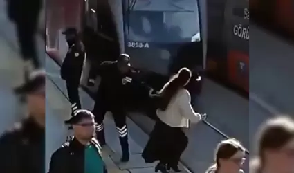 Guardia salva a mujer de ser arrollada por tranva en Turqua