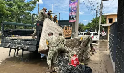 Ejrcito realiza labores de limpieza en comunidades afectadas por las lluvias