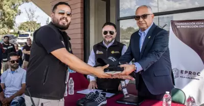 Entrega de equipo, uniformes y unidades a Proteccin Civil