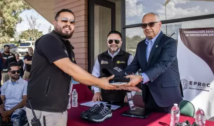 Entrega de equipo, uniformes y unidades a Proteccin Civil