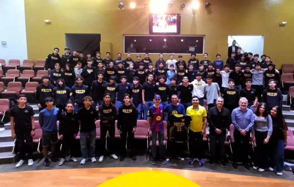 Ofrece Salvador Cabaas charla con estudiantes de preparatoria CETYS