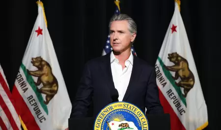 Newsom en Cumbre Econ�mica Estatal