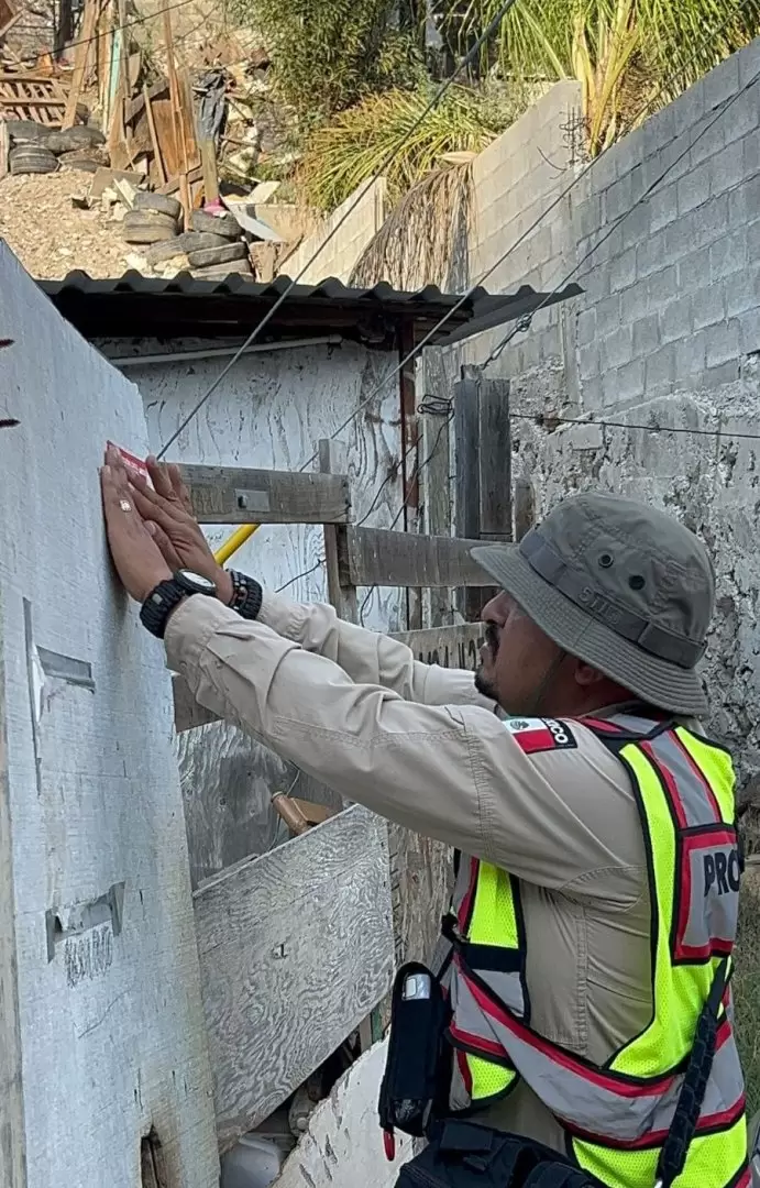 Colocan engomado rojo en siete viviendas de Vista Alamar