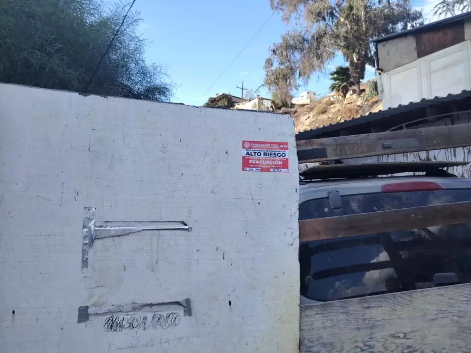 Colocan engomado rojo en siete viviendas de Vista Alamar