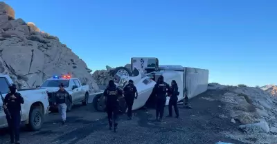 AuxiliaN a conductor tras volcadura en la carretera en La Rumorosa