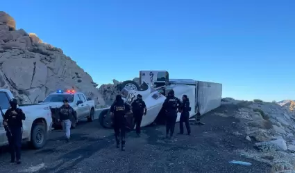AuxiliaN a conductor tras volcadura en la carretera en La Rumorosa