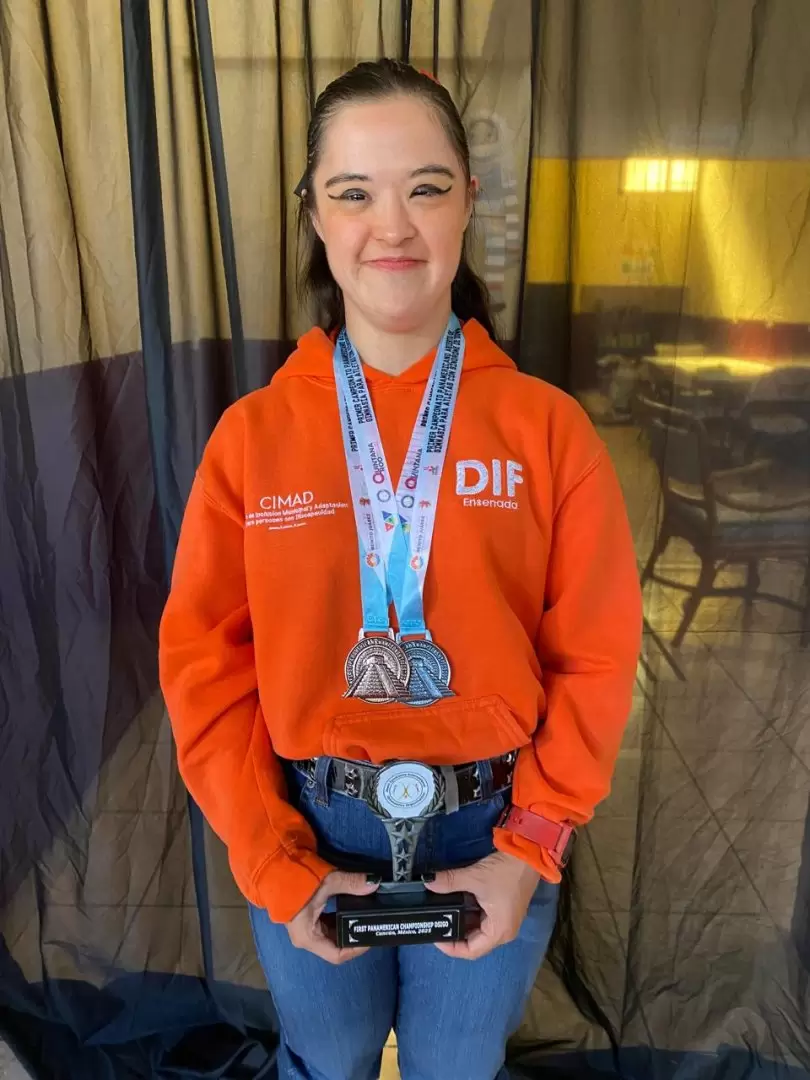 Felicita Claudia Agatón a Ana Fernanda Villela Collins por su talento en gimnasia paralímpica