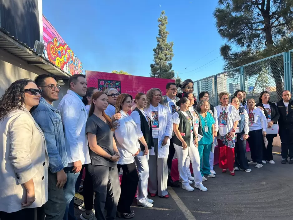 El mural muestra símbolos de vida, conocimiento y vocación femenina médica.