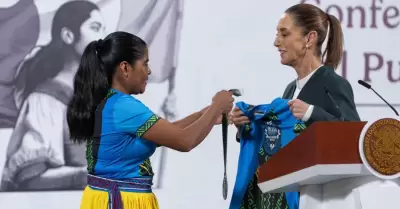 Lorena Ramrez Nahueachi, maratonista rarmuri y Claudia Sheinbaum