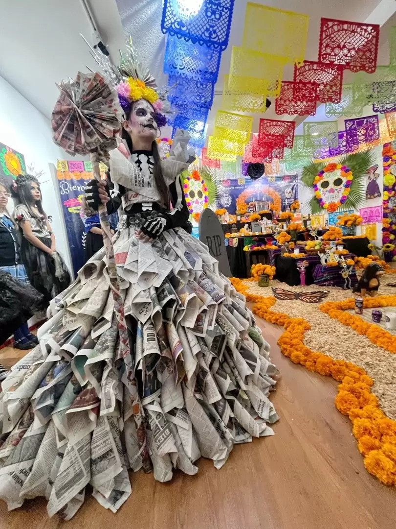 Tradiciones mexicanas altar, desfile y concurso de catrinas y catrines