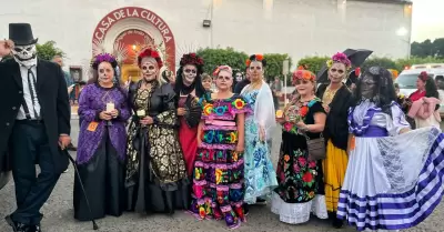 Tradiciones mexicanas altar, desfile y concurso de catrinas y catrines