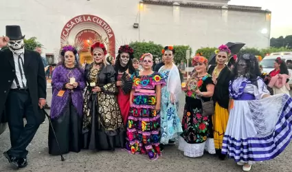 Tradiciones mexicanas altar, desfile y concurso de catrinas y catrines